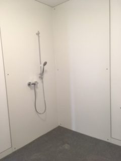 Duschbereich-Wohnung-rotated.jpg